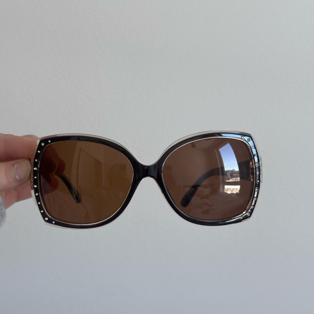 Elegant Black Sunglasses